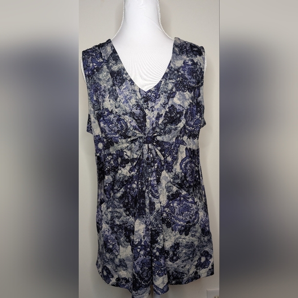 Blue Gray Floral Sleeveless Top - Picture 2 of 6